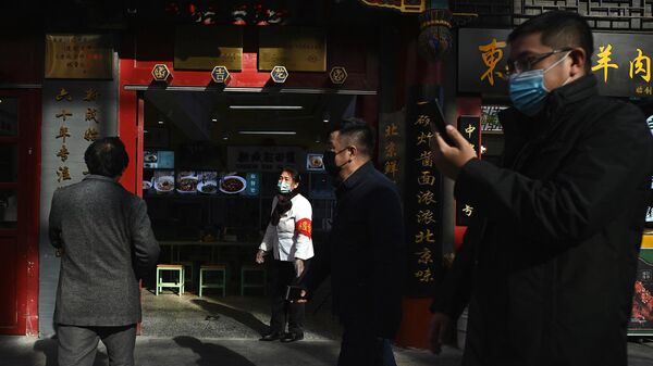 Пекинде ресторан кызматкери кардарларды чакырып жатат. Архив - Sputnik Кыргызстан