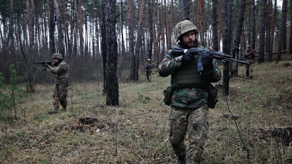 Украинские военнослужащие занимают позиции на передовой во время СВО - Sputnik Кыргызстан