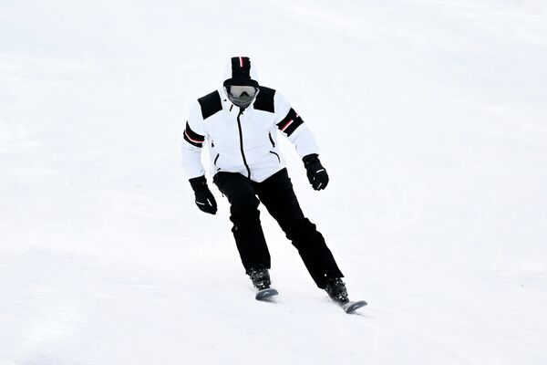 Он осмотрел инфраструктуру и трассы, покатался на лыжах по горным склонам - Sputnik Кыргызстан