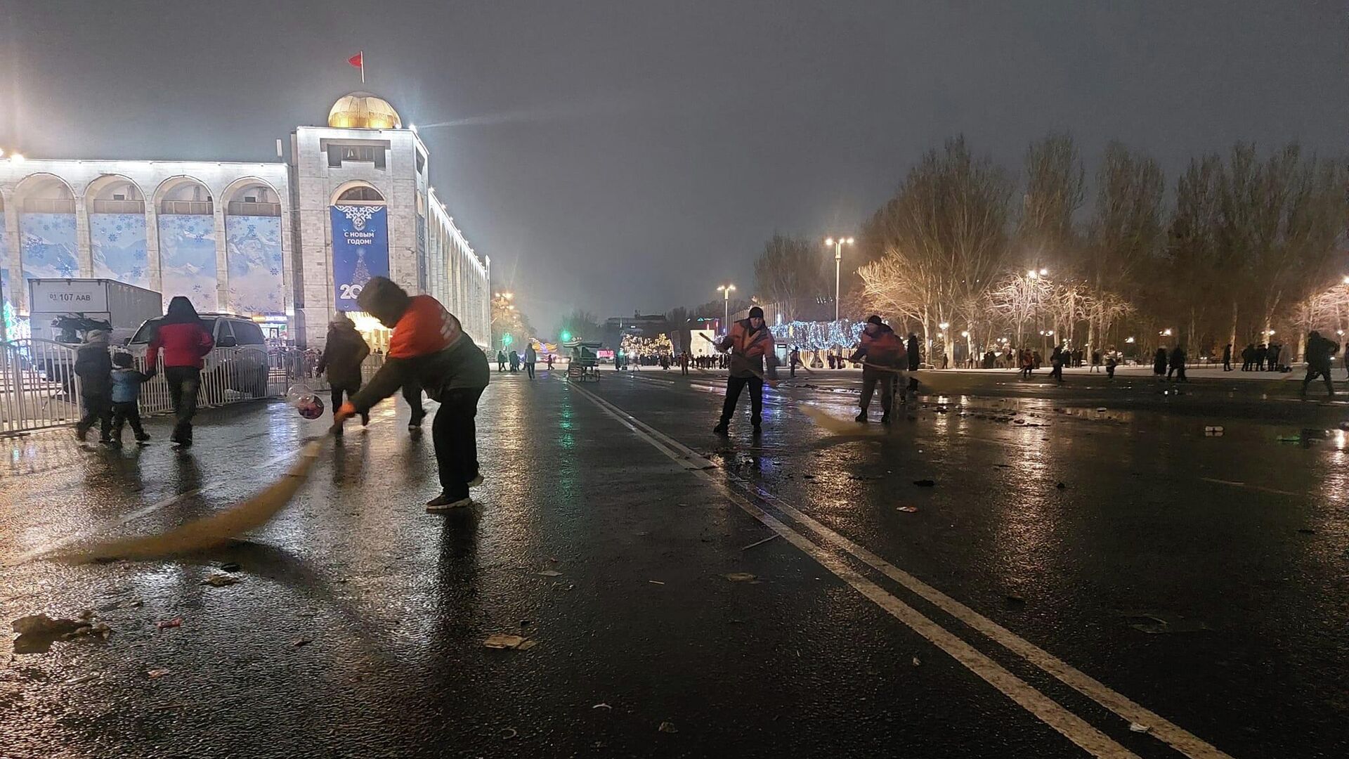Уборка площади Ала-Тоо в Бишкеке  - Sputnik Кыргызстан, 1920, 01.01.2023