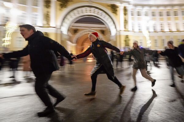 А так люди развлекались на Новый год в Санкт-Петербурге - Sputnik Кыргызстан