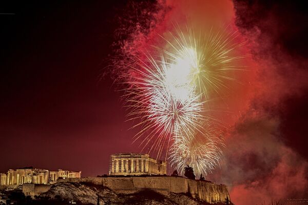 Фейерверк над Акрополем во время празднования Нового года в Афинах - Sputnik Кыргызстан