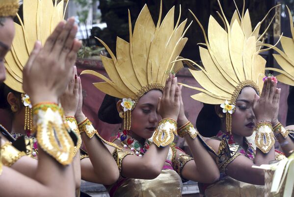 Танцовщицы перед выступлением на новогоднем параде. Бали, Индонезия. - Sputnik Кыргызстан