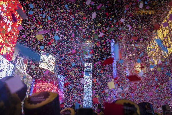 Новогодний бал на Таймс-сквер  в Нью-Йорке (США) - Sputnik Кыргызстан