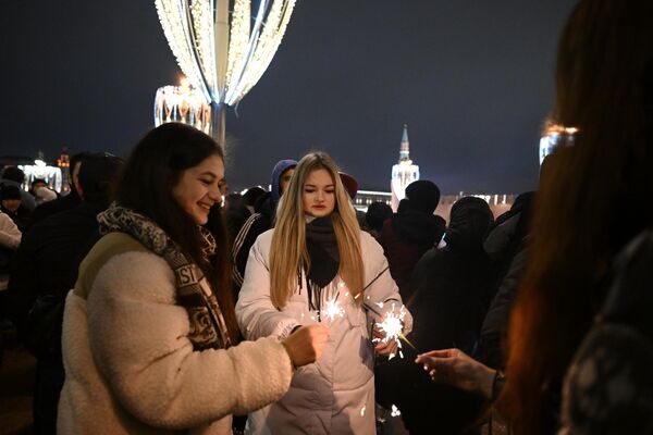 Люди встречают Новый год в Москве - Sputnik Кыргызстан