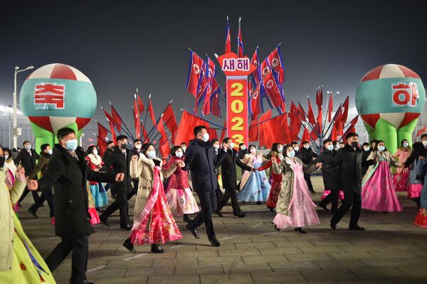 Люди танцуют на площади Ким Ир Сена в Пхеньяне (КНДР) - Sputnik Кыргызстан