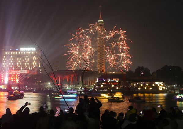 Праздничный салют над Каирской башней и рекой Нил в Каире (Египет) - Sputnik Кыргызстан