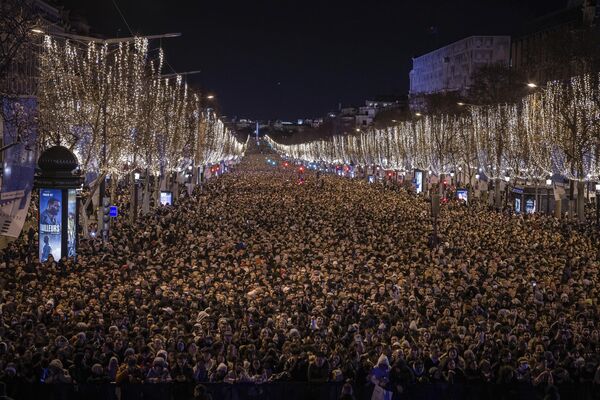 Празднование Нового года на Елисейских полях в Париже (Франция) - Sputnik Кыргызстан