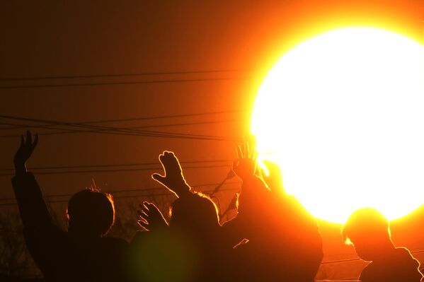 Восход солнца в новом году на пешеходном мосту в Иокогаме недалеко от Токио (Япония). - Sputnik Кыргызстан
