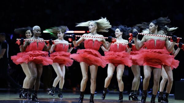 Танцоры Нью-Йорк Никс Сити выступают во время баскетбольного матча в Нью-Йорке, США - Sputnik Кыргызстан