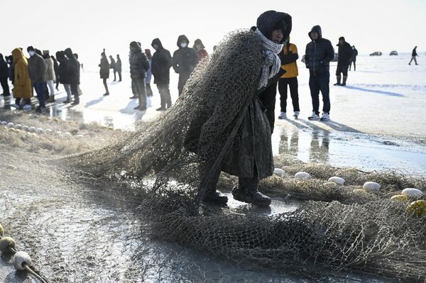 Ежегодный фестиваль зимней рыбалки в Китае - Sputnik Кыргызстан