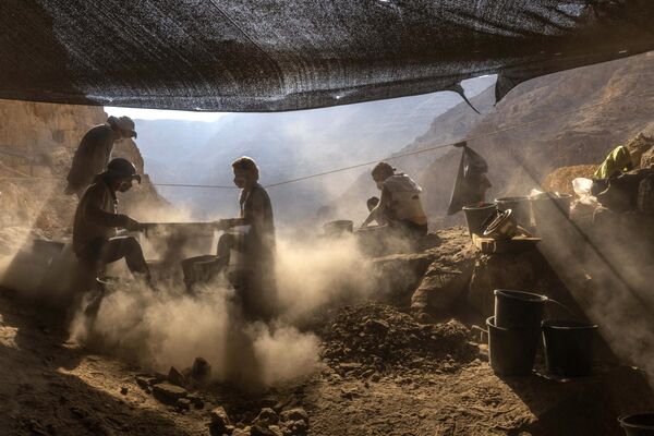 Сотрудники Управления древностей Израиля просеивают почву на месте раскопок в пещере Мурабаат в Иудейской пустыне - Sputnik Кыргызстан