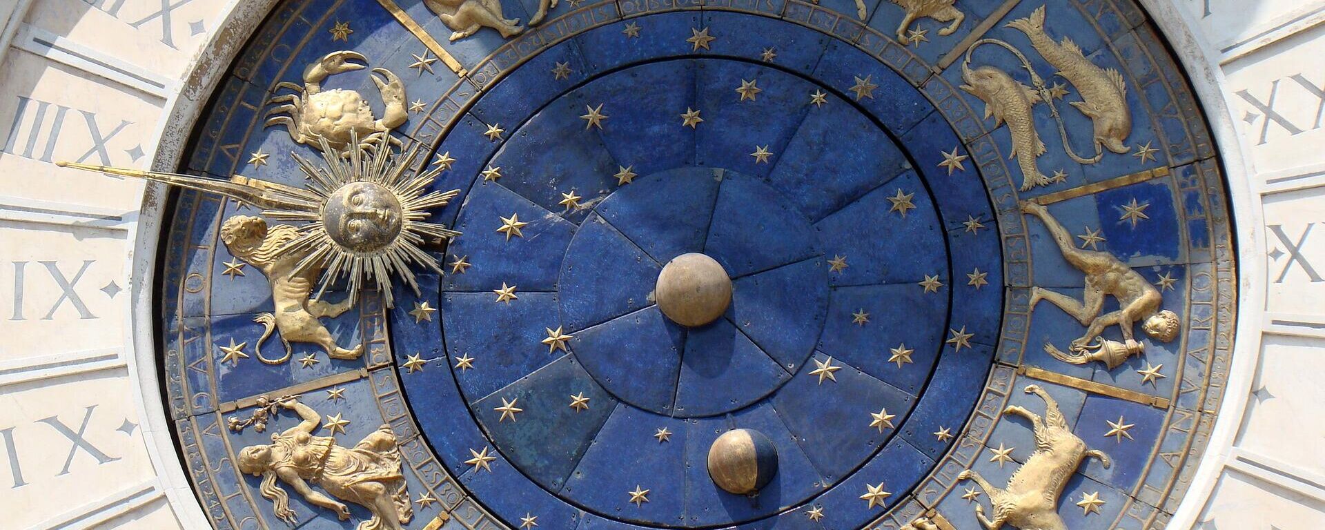 Часы с знаками зодиака. Иллюстративное фото - Sputnik Кыргызстан, 1920, 03.01.2023