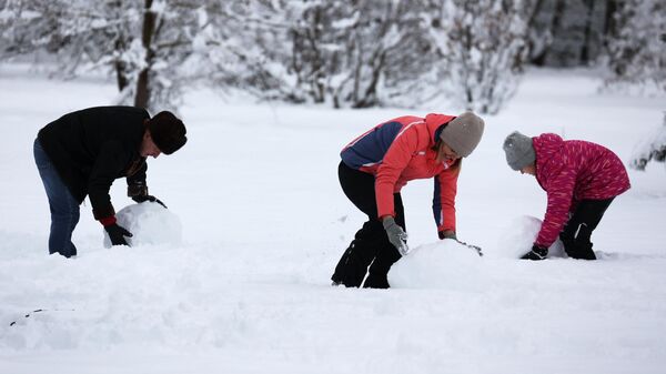 Люди лепят снеговика. Архивное фото - Sputnik Кыргызстан
