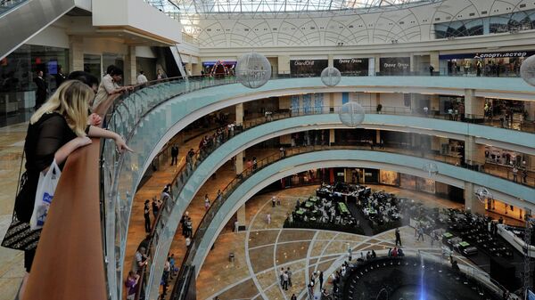 Посетители торгово-развлекательного центра в Москве. Архивное фото - Sputnik Кыргызстан
