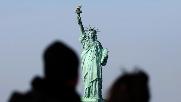Люди на фоне Статуи Свободы в Нью-Йорке. Архивное фото - Sputnik Кыргызстан