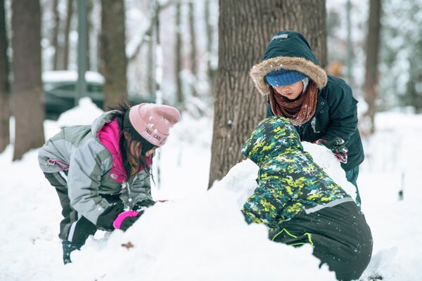 Дети лепили снеговиков в парках и на бульварах - Sputnik Кыргызстан