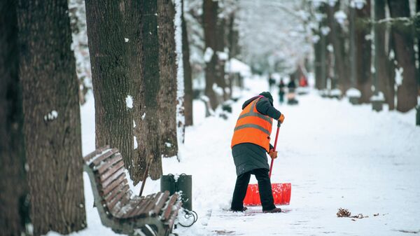 Работник Тазалыка чистит снег в Бишкеке. Архивное фото  - Sputnik Кыргызстан
