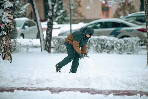 Насчет снеговиков — не удержались даже взрослые - Sputnik Кыргызстан