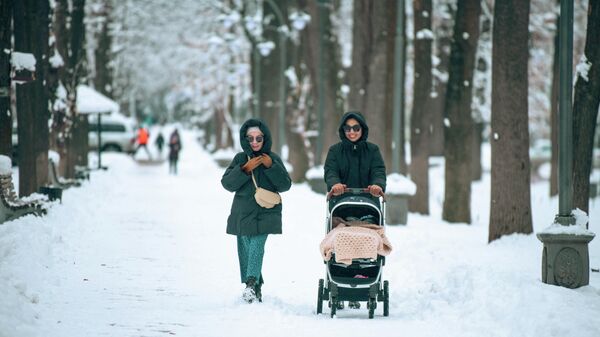 Девушки прогуливаются по бульвару Эркиндик в Бишкеке. Архивное фото  - Sputnik Кыргызстан