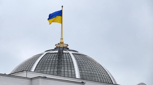 Государственный флаг Украины на здании Верховной рады в Киеве. Архивное фото  - Sputnik Кыргызстан