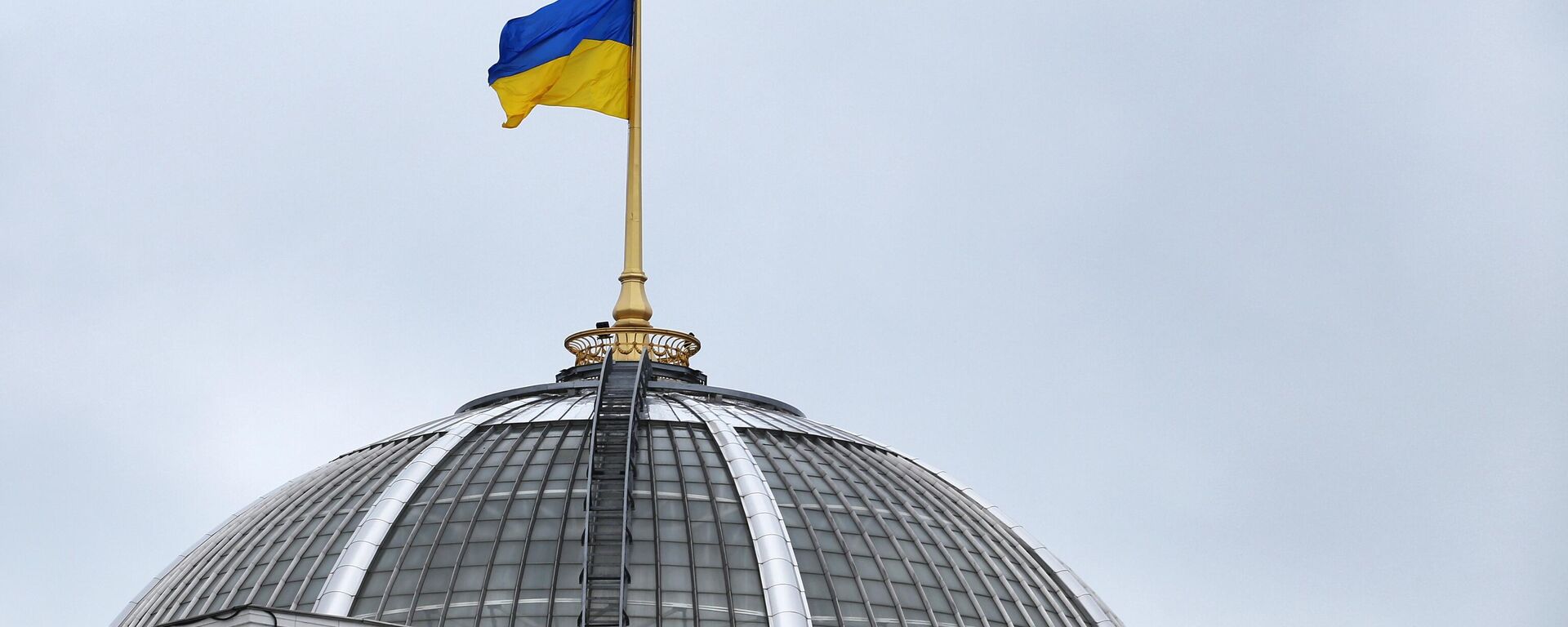 Флаг Украины на здании Верховной рады в Киеве. Архивное фото - Sputnik Кыргызстан, 1920, 06.01.2023