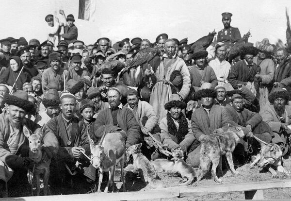 Олжолору, куштары менен чогулган кыргыз мергенчилери. 1913-жыл - Sputnik Кыргызстан