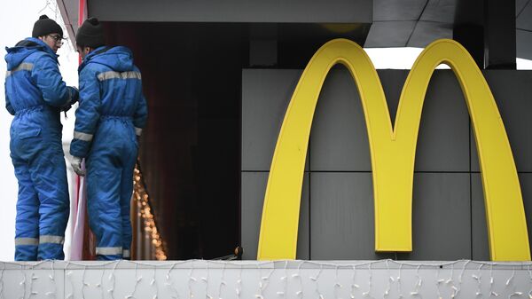 Рабочие у вывески ресторана McDonalds. Архивное фото - Sputnik Кыргызстан