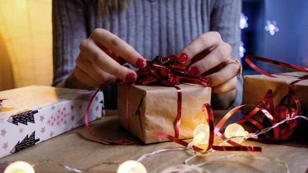 Подготовка новогодних подарков. Иллюстративное фото - Sputnik Кыргызстан