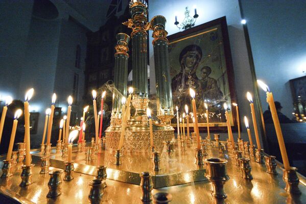 Православные также молятся  о здоровье родных, приходят в храмы на праздничные  литургии и просят Бога о милости, снисхождении и благосклонности - Sputnik Кыргызстан