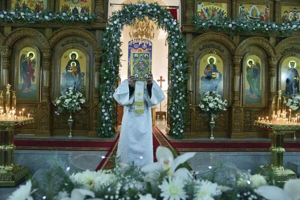 Священнослужитель во время праздничной литургии  - Sputnik Кыргызстан