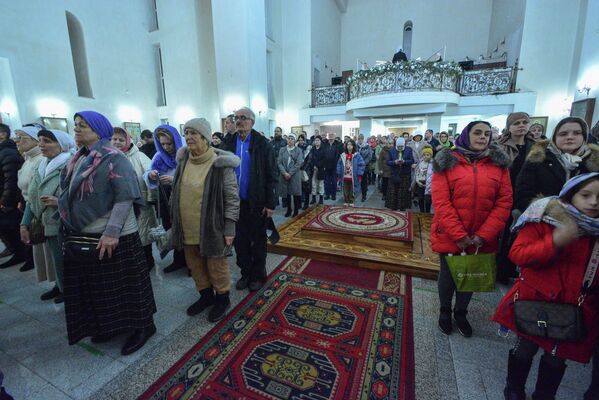 Во время молитвы верующие кланяются образу Христа, как пастухи, которые первыми поклонились новорожденному Спасителю - Sputnik Кыргызстан