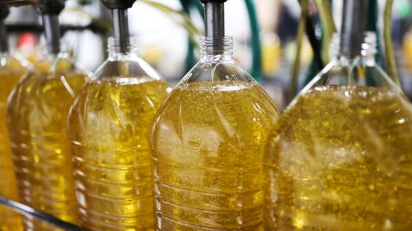 Линия розлива растительного масла на заводе. Архивное фото - Sputnik Кыргызстан