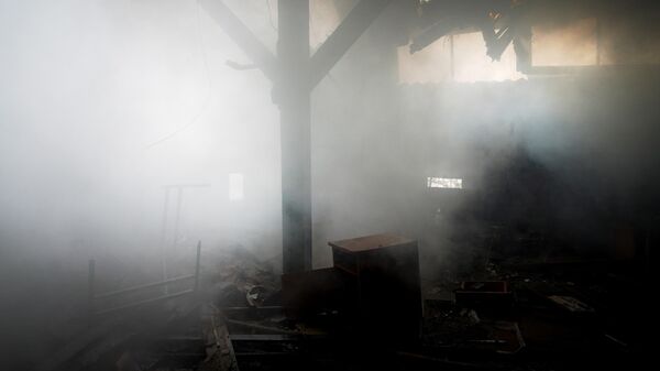 Охваченный дымом дом. Архивное фото - Sputnik Кыргызстан