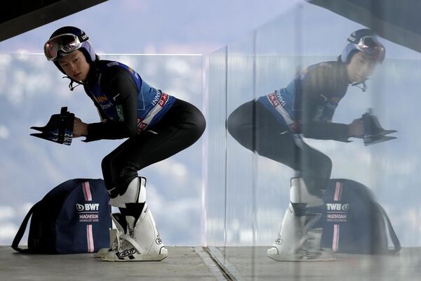 Рёю Кобаяси из Японии разминается на третьем этапе 71-го турнира по прыжкам с трамплина &quot;Четыре трамплина&quot; в Инсбруке (Австрия) - Sputnik Кыргызстан
