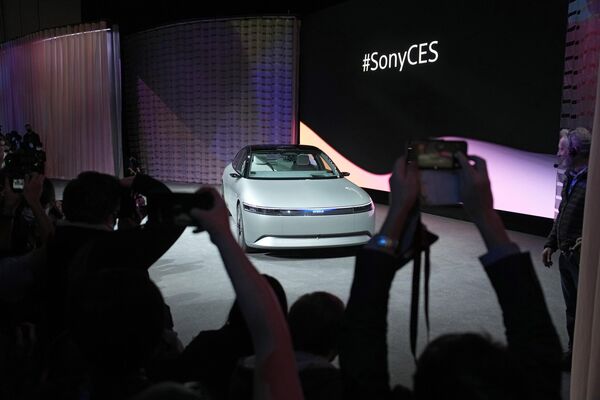 Прототип первого автомобиля совместной марки Afeela компаний Sony и Honda на выставке электроники и технологий CES-2023 в США - Sputnik Кыргызстан