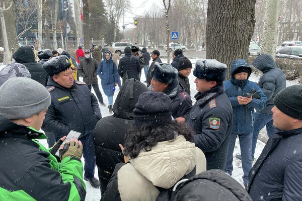 В Бишкеке проходит акция в поддержку активистов, задержанных по делу о подготовке массовых беспорядков (&quot;Кемпир-Абадское дело&quot;) - Sputnik Кыргызстан