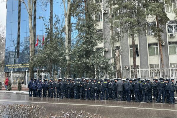 Участники, среди которых десятки родственников и сторонников задержанных, хотели маршем пройти от МВД к Дому правительства - Sputnik Кыргызстан