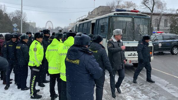 Активисттерди колдоп чыккан туугандарын милиция кармап кетти - Sputnik Кыргызстан