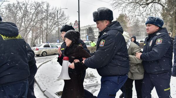 Сотрудники МВД во время задержания митингующих  в поддержку задержанных по делу Кемпир-Абада в Бишкеке - Sputnik Кыргызстан