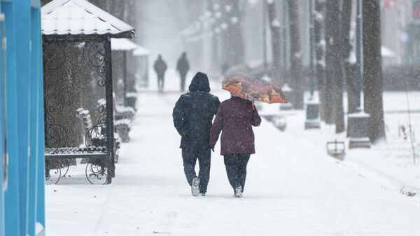 Люди на бульваре Эркиндик во время снега в Бишкеке - Sputnik Кыргызстан