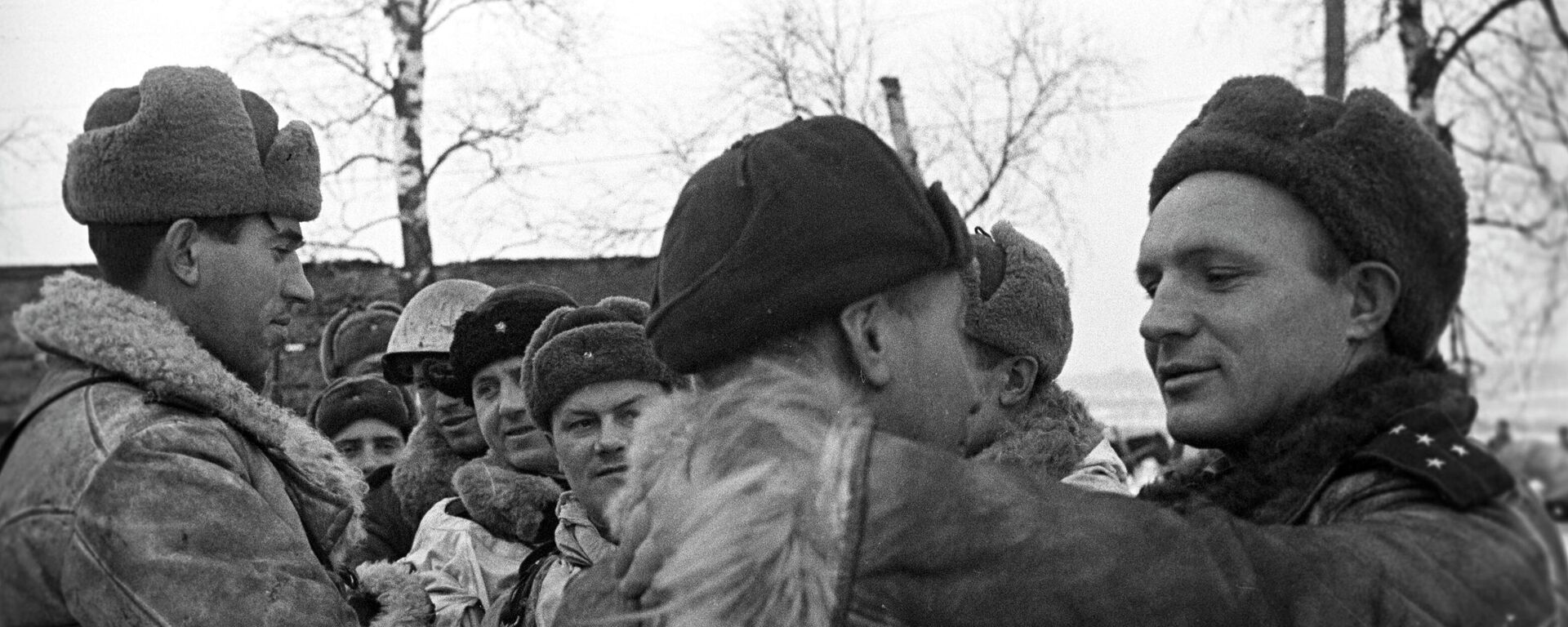 Волхов жана Ленинград фронтторунун жоокерлеринин жолугушуусу Искра операциясы учурунда. Архив - Sputnik Кыргызстан, 1920, 12.01.2023