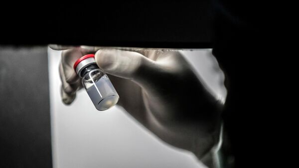 Лаборант держит флакон вакцины против коронавируса. Архивное фото - Sputnik Кыргызстан