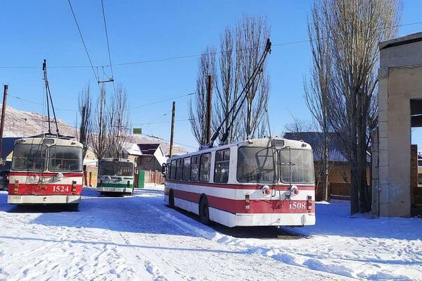 Нарын шаарына коомдук транспортту жакшыртуу максатында төрт троллейбус алып келинди - Sputnik Кыргызстан