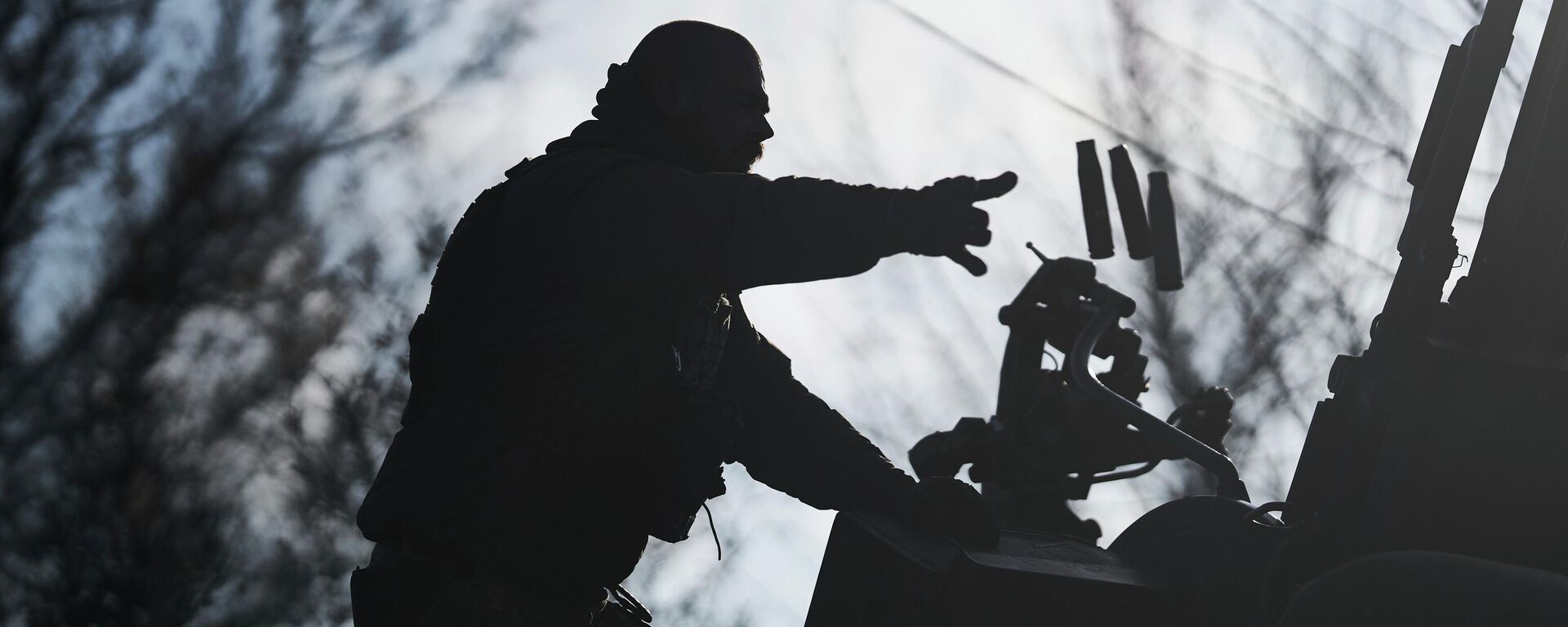 Украинский военнослужащий выбрасывает гильзы из бронетранспортера. Архивное фото - Sputnik Кыргызстан, 1920, 21.03.2024