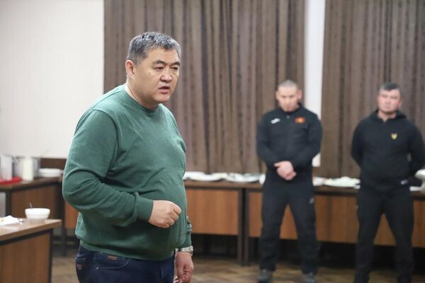 Председатель ГКНБ Камчыбек Ташиев дал наставления боксерам перед чемпионатом Азии, который пройдет 16-27 января в Бангкоке - Sputnik Кыргызстан