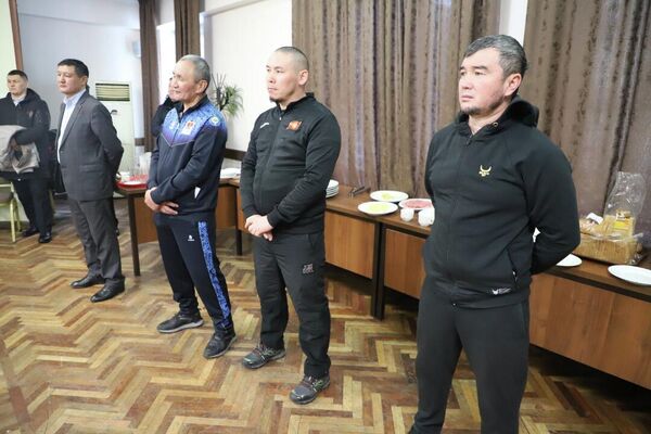 Ташиев встретился с главой Федерации бокса КР Умбеталы Кыдыралиевым, 12 боксерами, тремя тренерами и одним судьей - Sputnik Кыргызстан