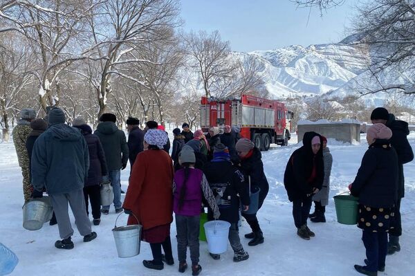 Жителям Майлуу-Суу (Джалал-Абадская область) начали подавать тепло и питьевую воду, сообщила пресс-служба МЧС - Sputnik Кыргызстан