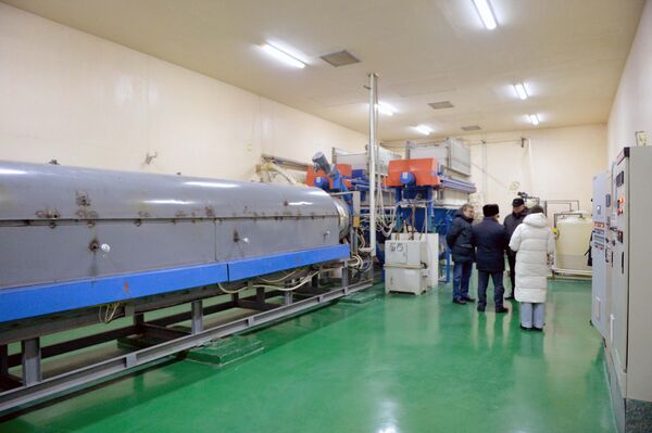 Өкмөт башчысы заводдун иши менен таанышып, өндүрүштүк жайларды жана лабораторияны кыдырып чыккан - Sputnik Кыргызстан