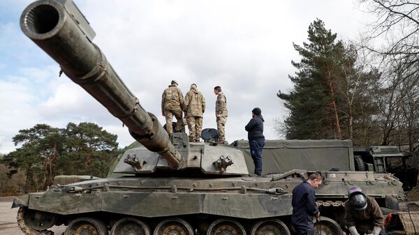 Солдаты с боевым танком Challenger 2 во время учений в Хэмпшире, Англия. Архивное фото - Sputnik Кыргызстан